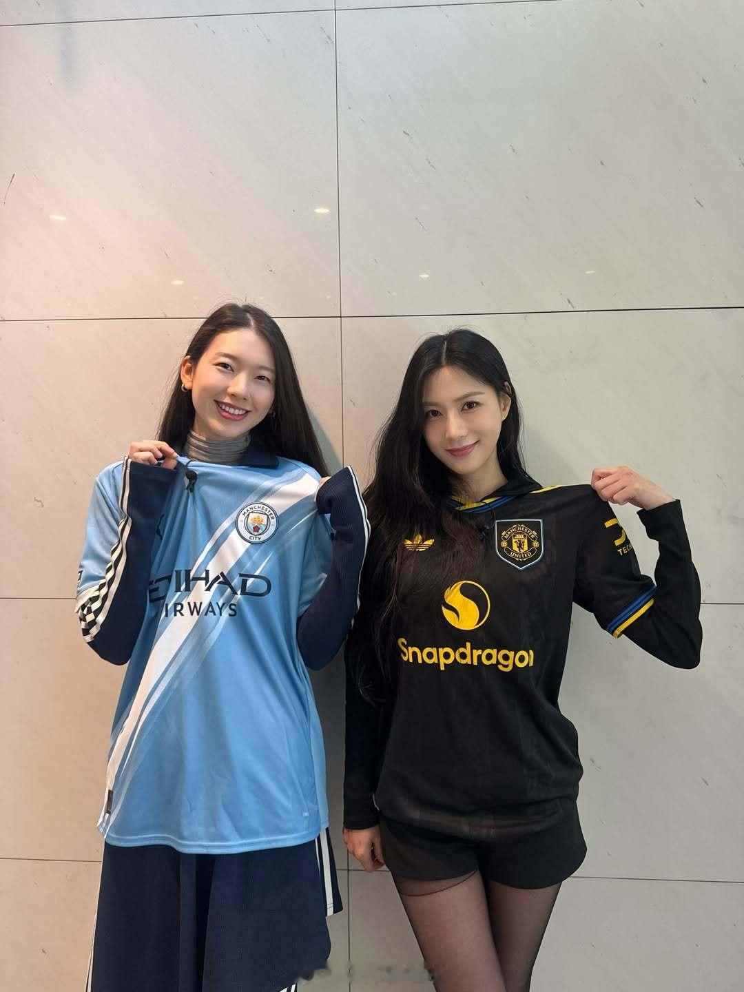 韩国女星穿曼联曼城球衣聚餐。左边是韩国国门金承奎的妻子金珍京，右边是女团Apin