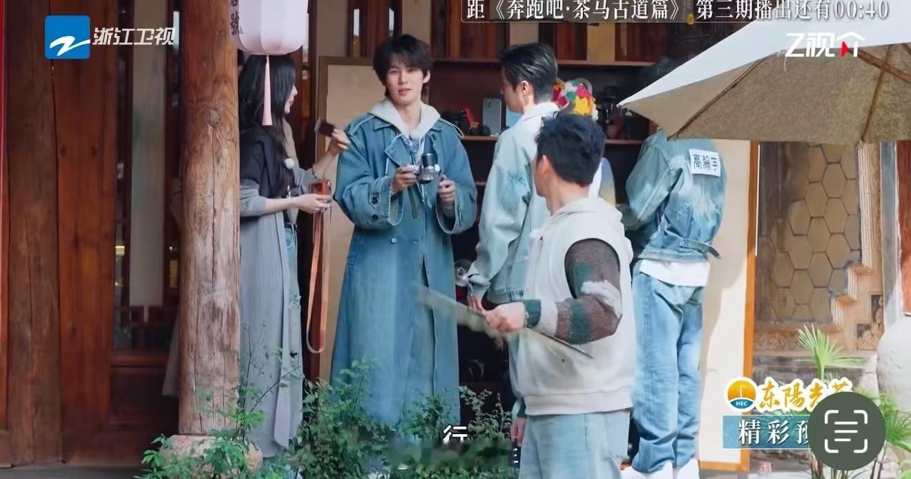 张真源是孟子义的拍照助手  还有什么事儿是张真源做不到的？孟子义面对一堆相机一脸