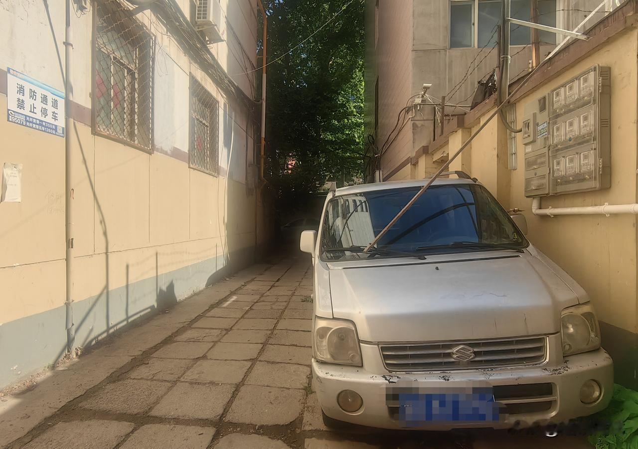 【实拍石家庄老巷：休门南街】在石家庄市中心的繁华地段，休门南街周围藏着一片老旧小