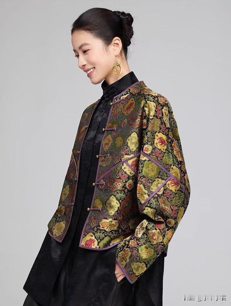 分享一件不显老气的新中式上衣。
这件新中式上衣，黄绿夹紫，很耐看，搭配长得款中式