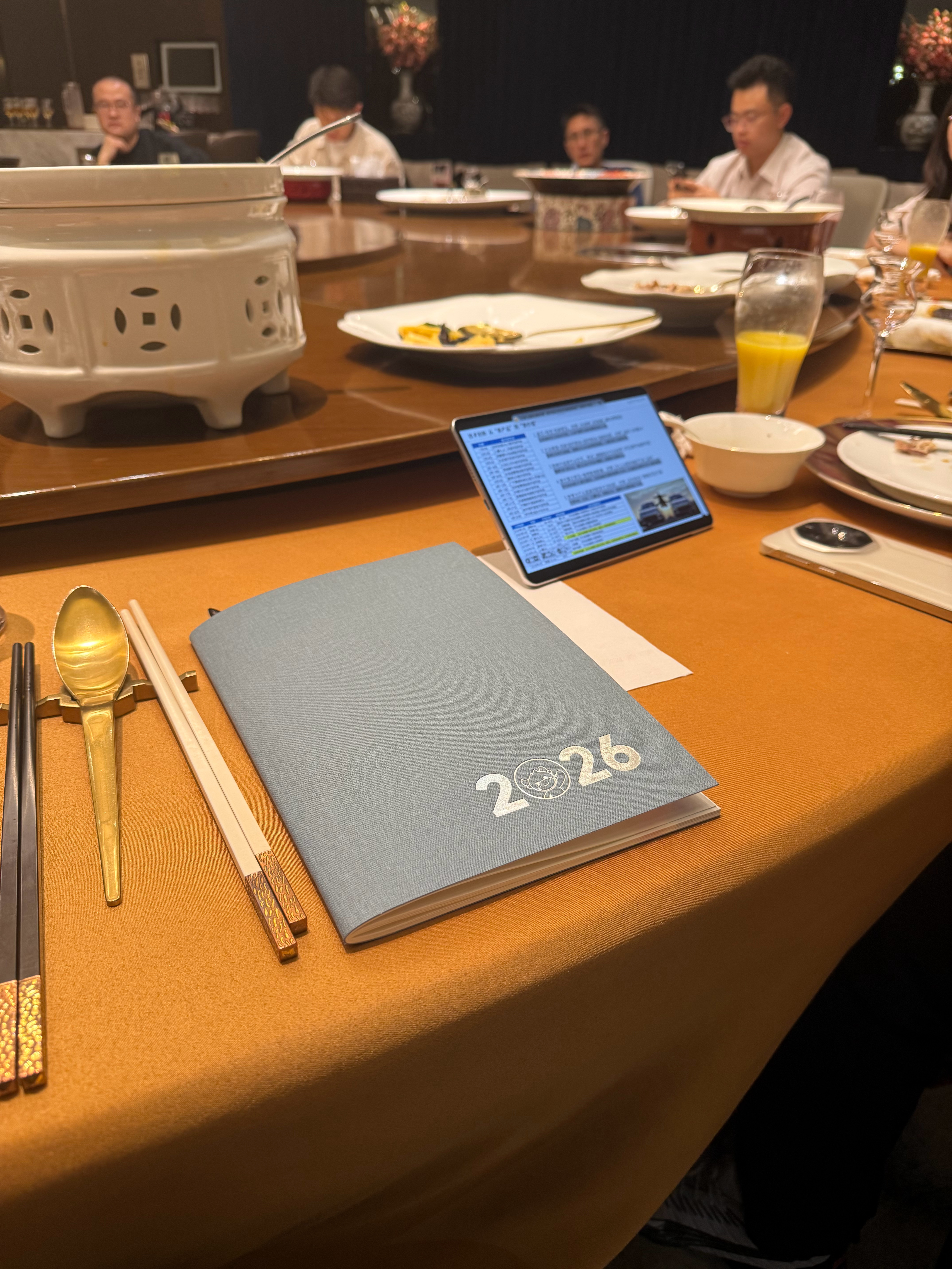 行业专家对比亚迪闪充技术给予了高度的评价！行业配置高度依赖于供应链，带来的就是技