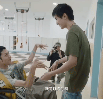 春和去看易烊千玺演唱会了 刷到网友偶遇春和看千玺演唱会，瞬间觉得这场收官场更有意