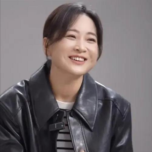 演员，贾玲，参加路演，有人问，你的两部电影，都被外国人买走了版权，你怎么看这个。