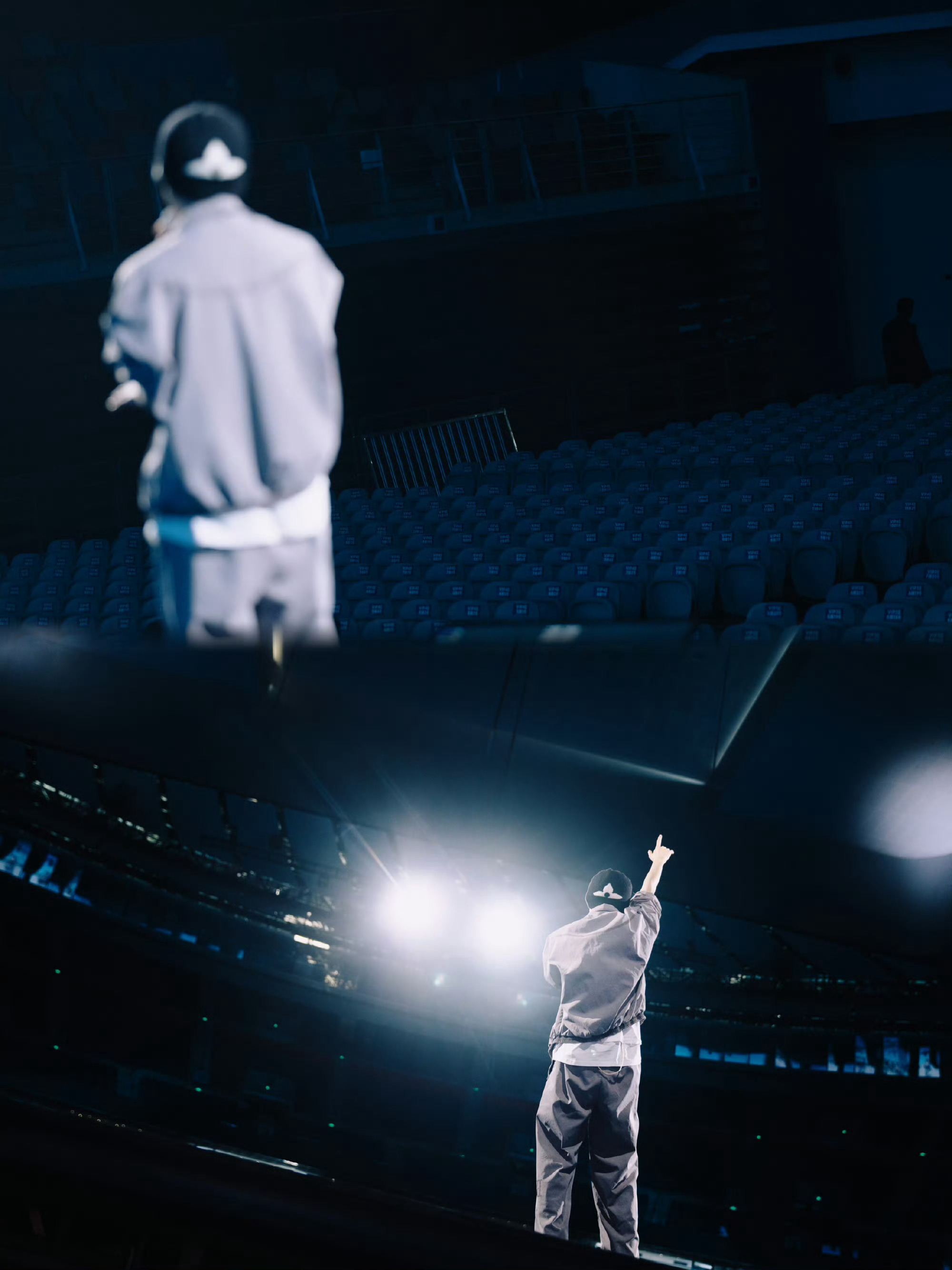 梓渝工作室 何意味一组彩排图，掀起千层浪。梓渝工作室今晨发布武汉演唱会彩排现场，