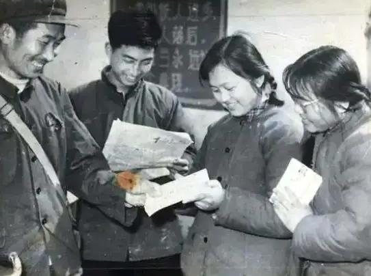 1978年，女知青李亚茹返城前夜，她颤抖地解开衣扣，对丈夫说：“今晚，我们做最后