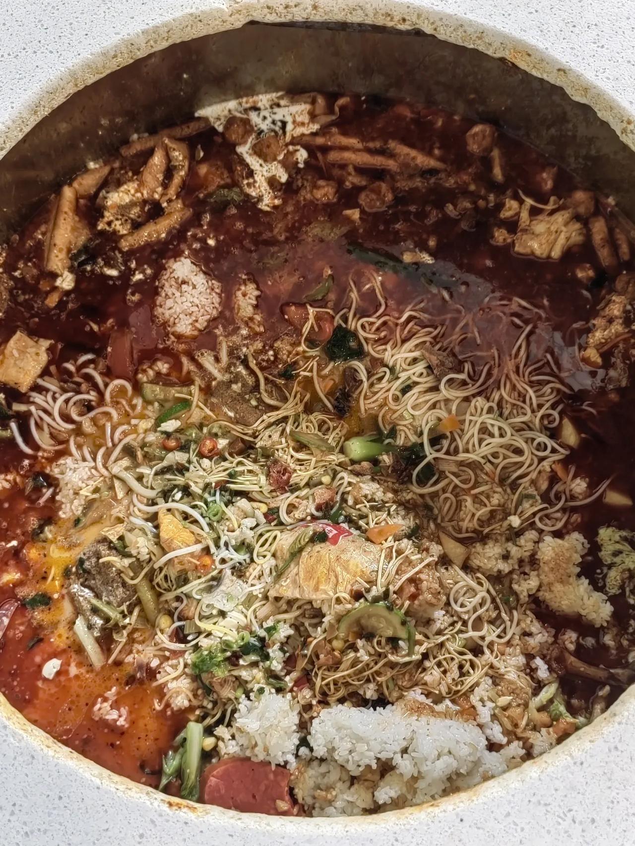 今天正好去孩子学校，吃学校食堂，学生们的浪费行为让我感到吃惊。

他们将剩下的食