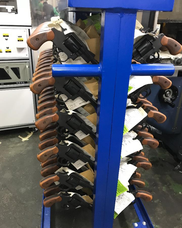 菲律宾阿姆斯克武器公司生产线上的左轮手枪，阿姆斯克在亚洲也是属于大型轻武器制造商