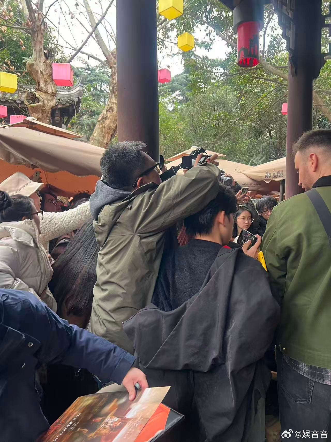 甜茶来中国大爷揣手 甜茶这波中国行真的太圈粉了💖！不搞奢华排场，专门去公园感受