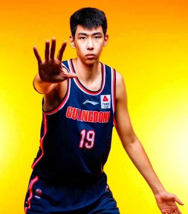 听说CBA广州队徐昕已经收到NBA球队试训与夏季联赛邀请函，这对徐昕来说是提高技