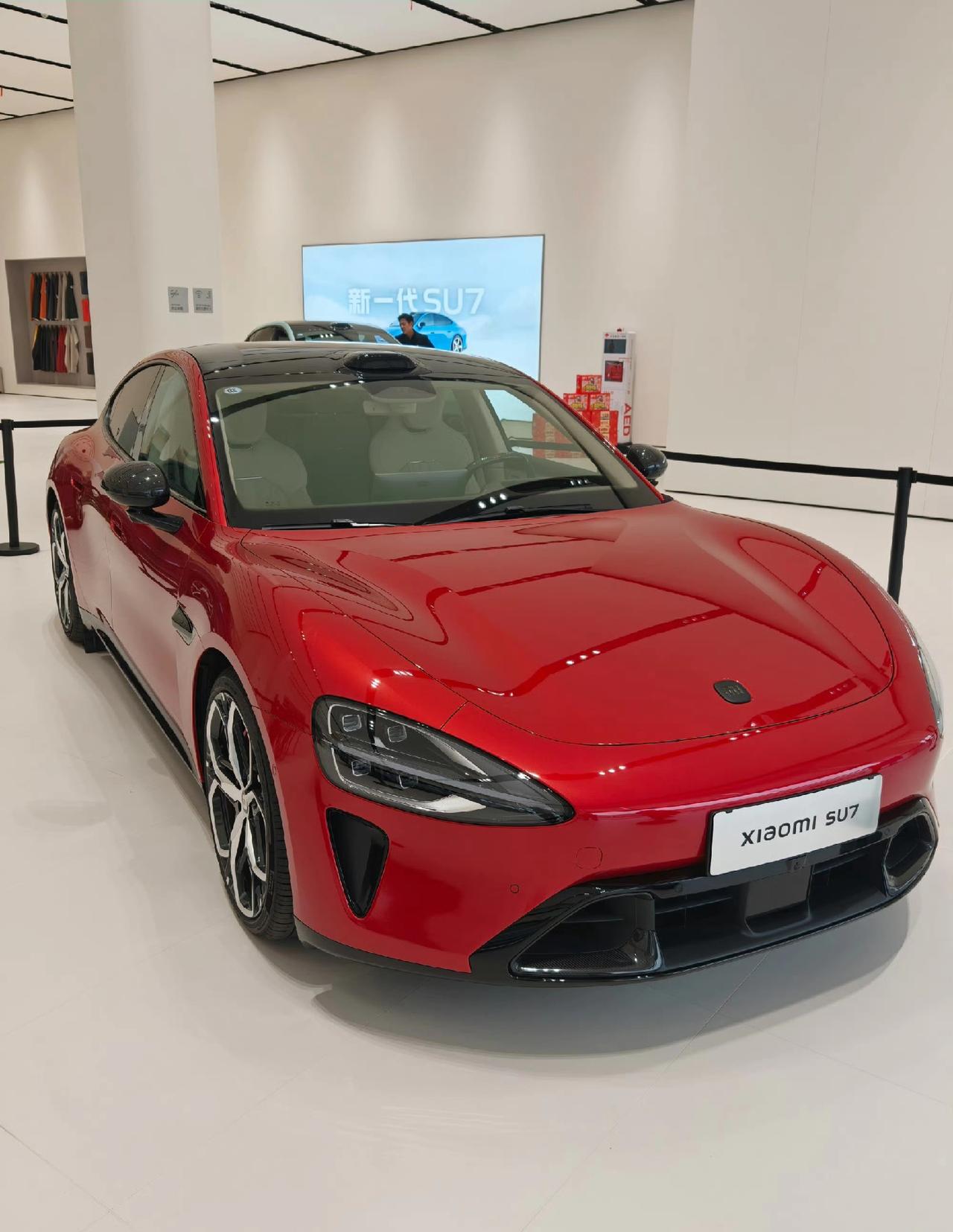 小米新一代 su 七实车到店了，这个红色感觉跟之前的官图差别好像有点大，并没有那