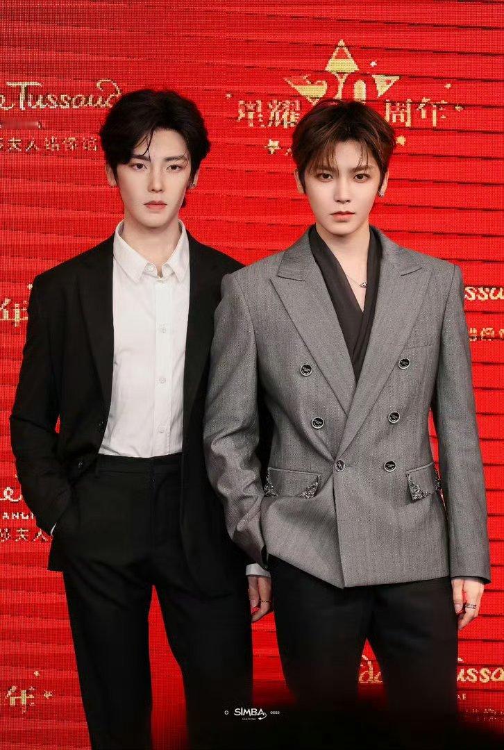 侯明昊蜡像没有本人帅诶，眼睛仿不出这个味道，他眼睛很好看 