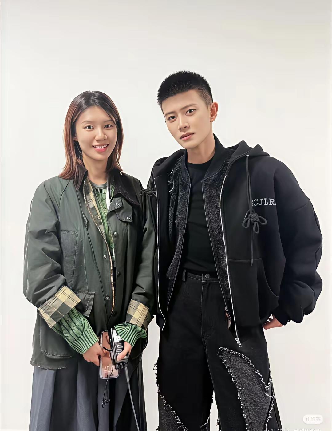 任嘉伦旁边女士是谁？