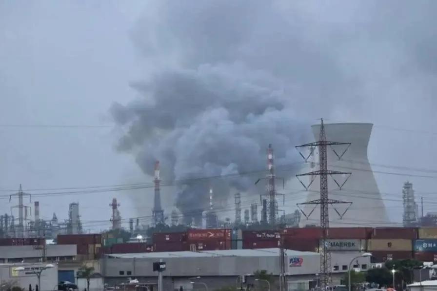 伊朗昨天晚上用导弹袭击了以色列海法的巴赞炼油厂和发电厂。伊朗方面称，一枚弹道导弹