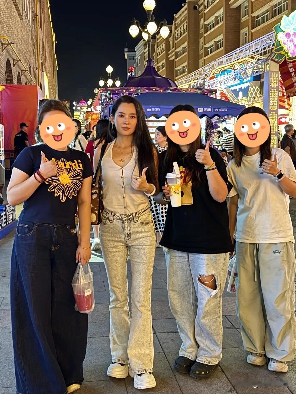 汪峰女朋友太漂亮了，粉丝合影留念