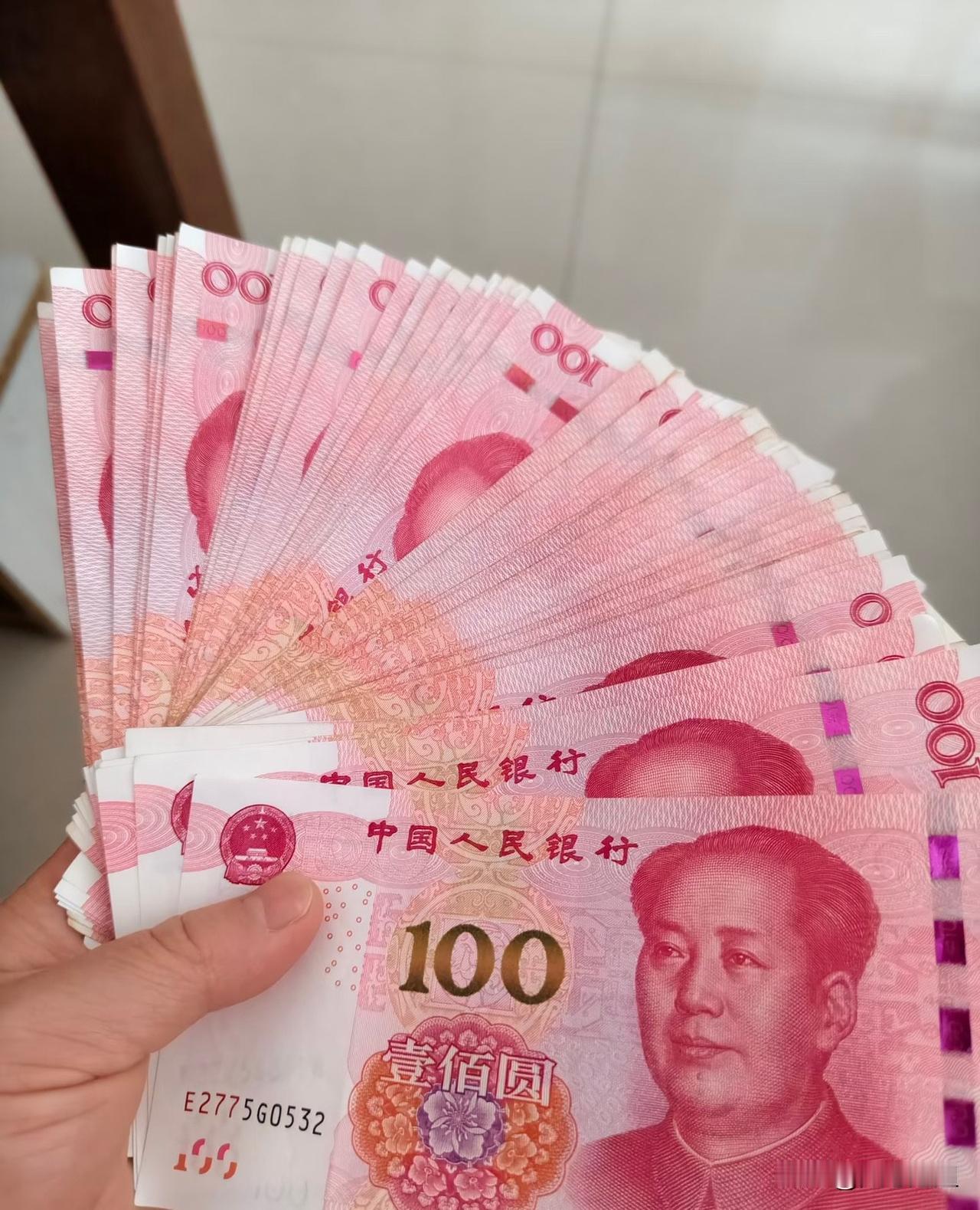 银行上班的朋友偷偷说：
银行里好多账户里的钱躺了三十多年都没人碰。说不是存钱的人