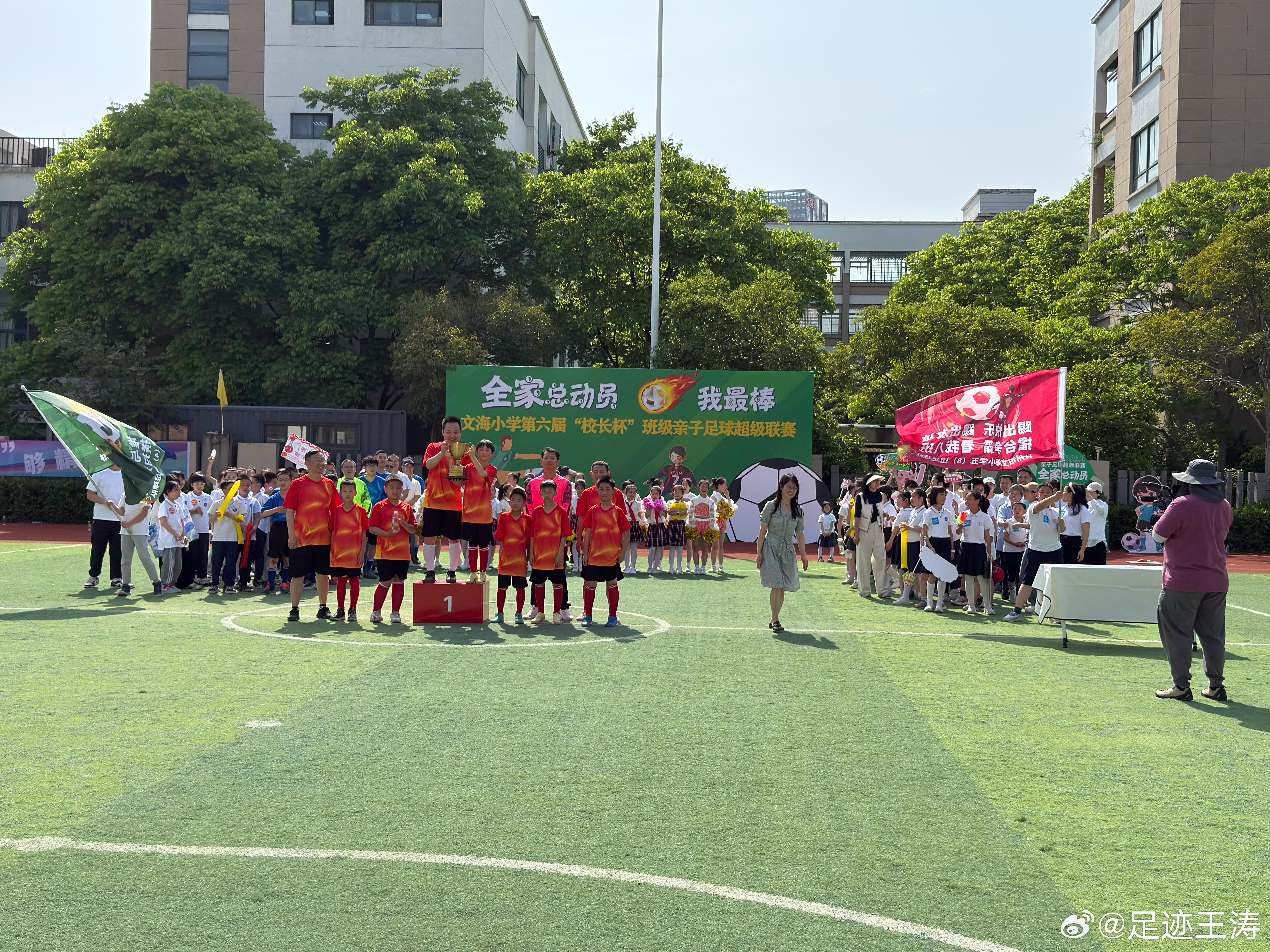 今日拍摄杭州钱塘区的两所学校时，他们分别做的亲子班超、带着妈妈踢球，真的挺好。孩