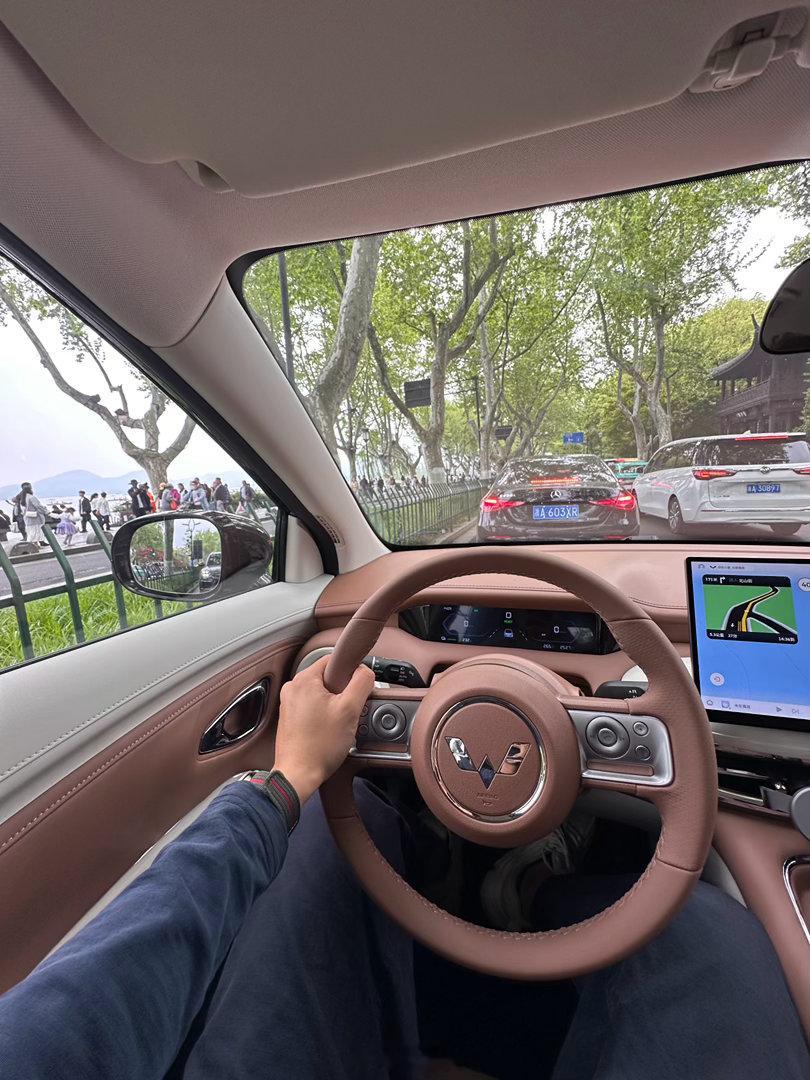 开最新的五菱缤果pro，来西湖边塞车边欣赏美景～ 