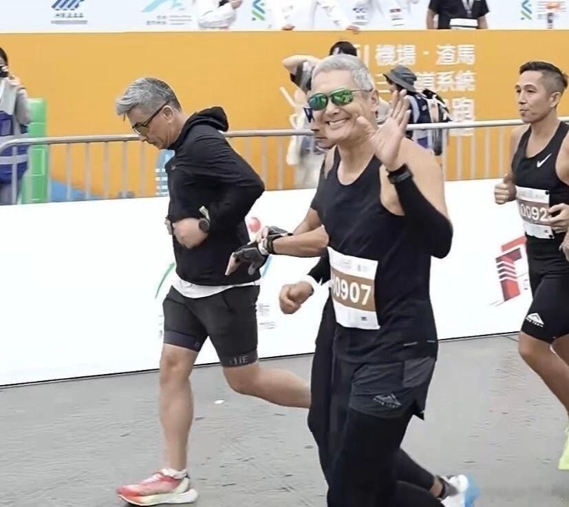 【 69岁周润发参加长跑比赛 】 69岁周润发1小时17分跑10公里 近日，69
