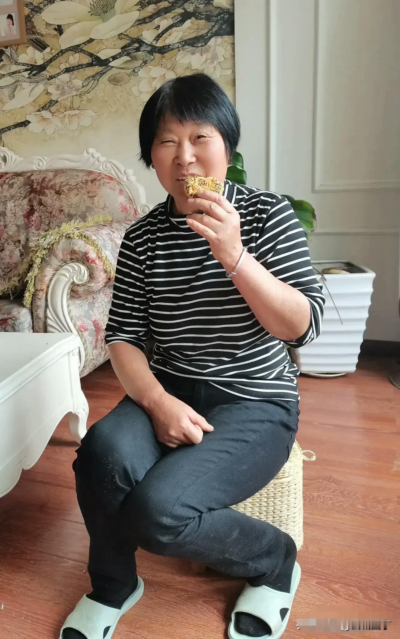 从不爱出村的婆婆被公公气得跑到了离家几百里的山上，打通电话后，我问婆婆：

“妈