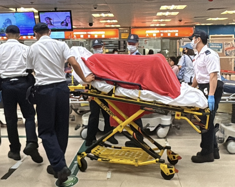 #香港男子因金钱纠纷遭持刀袭击#【21岁香港男子与三人起争执后遭持刀袭击受伤！袭