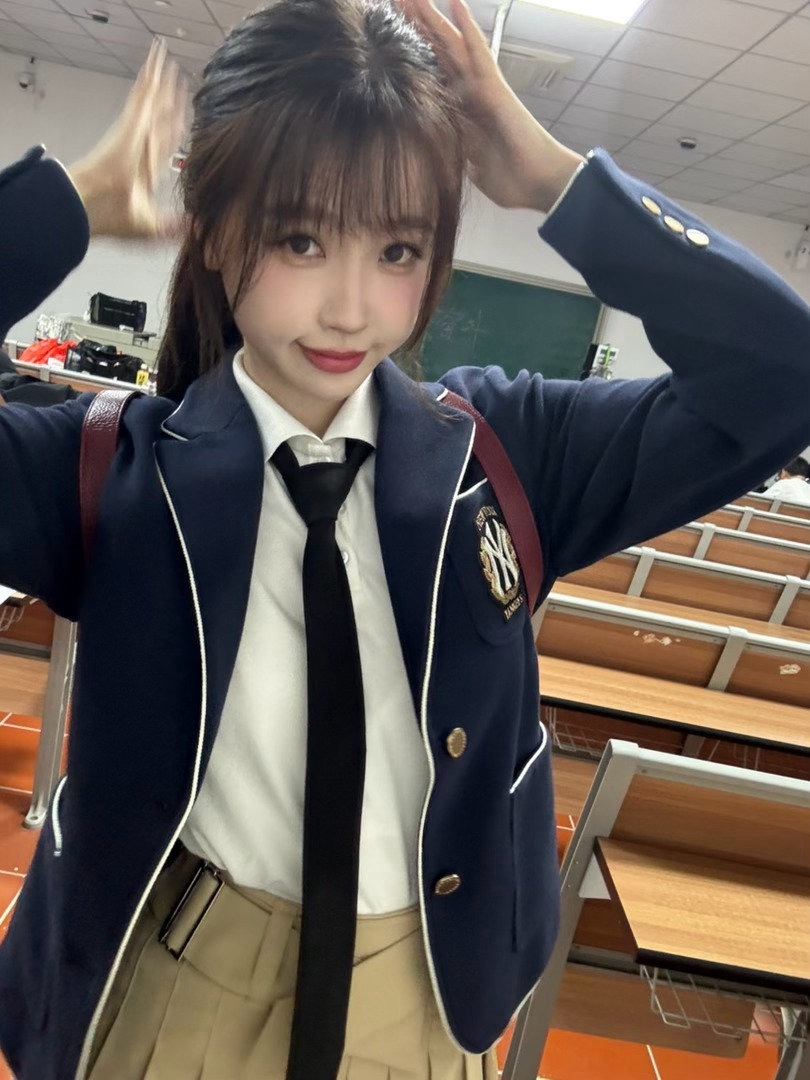 虞书欣各位宝宝们六一快乐！虞书欣学院风校服照真的太好看了！ 虞书欣晒小小欣