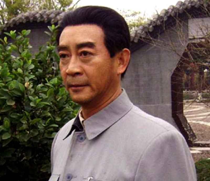 六小龄童曾饰演周总理，感叹周总理堪称完人，表示演绎这位伟人让他敬佩不已！
200