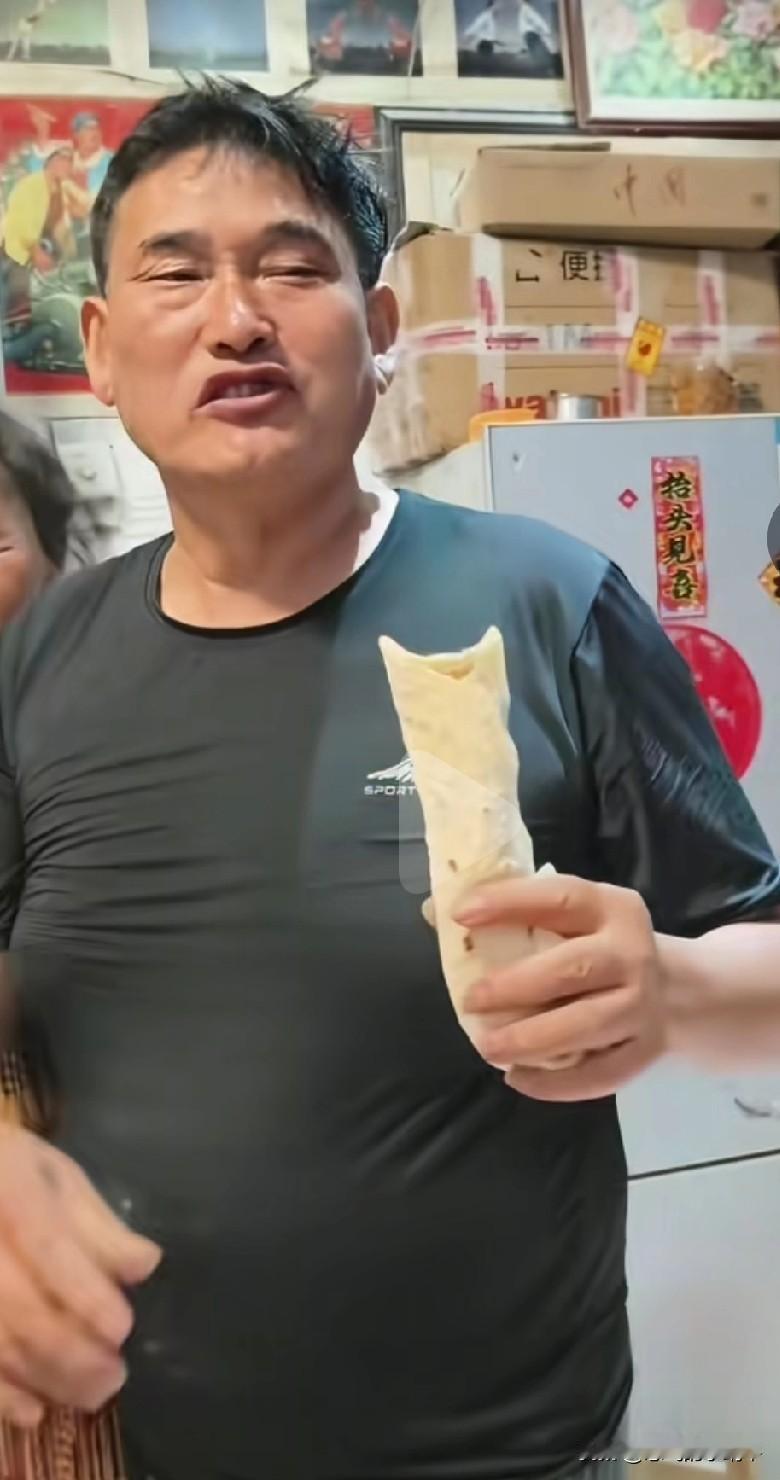 大衣哥朱之文从一个朴实的农民，凭借唱歌火遍大江南北，可为啥会有黑粉呢？
一方面，