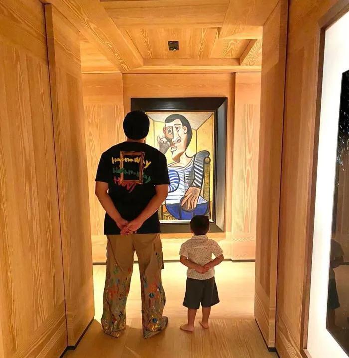 周杰伦这儿子也太可爱了吧？学爸爸的动作和表情学得有模有样的！父子俩这一幕互动看着