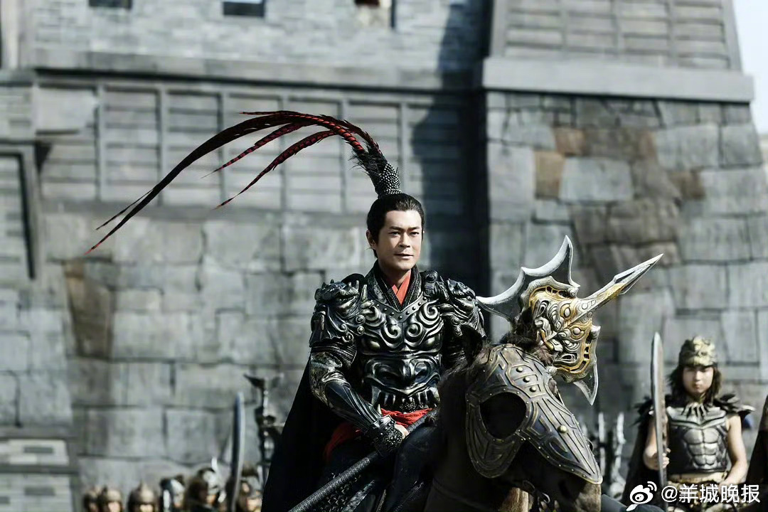 【谁的雉鸡翎造型让你一眼惊艳】雉鸡翎高高地竖着，又长长地拖下来，随着每一次转身，