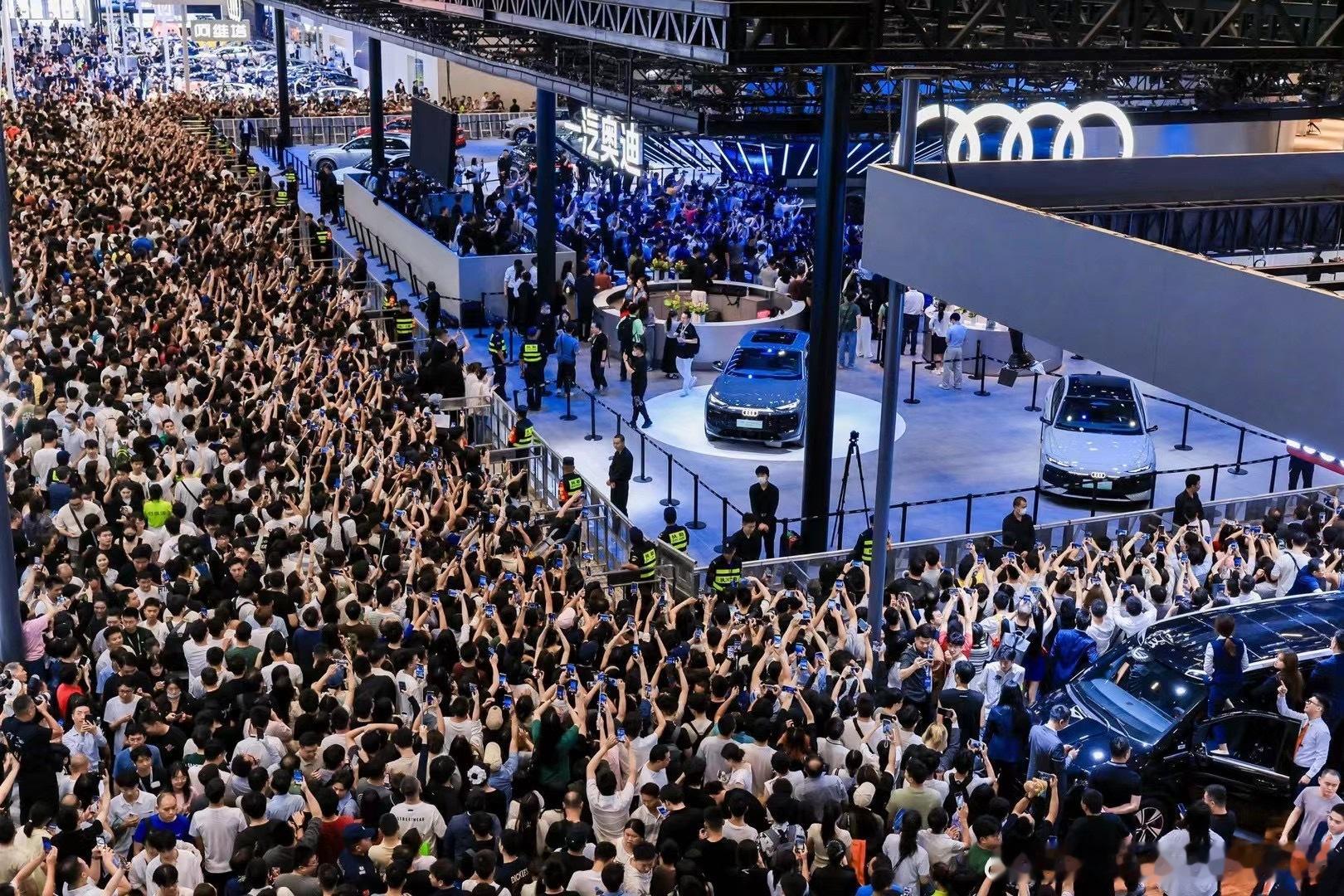 今天深圳车展奥迪展台的人气为什么这么火？因为他来了大v聊车深港澳车展奥迪  ​​