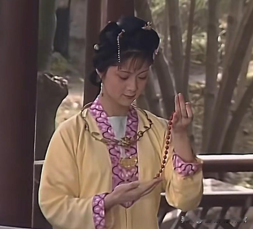 薛姨妈曾说宝丫头从来就不爱花儿、粉儿的装饰品，但为何薛宝钗还拿着元春赏她的红麝香