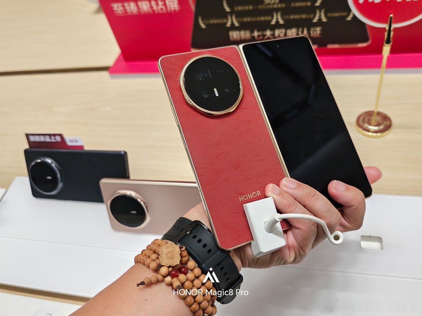 荣耀发布会 来荣耀门店体验RobotPhone萝卜手机，但目前还没有样机，18号
