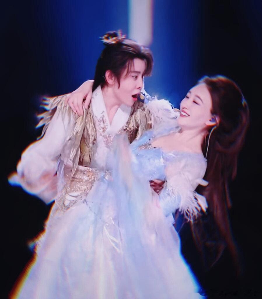 王濛回复李小冉💛谁能拒绝这么温柔的双向互动，两位姐姐各自发光还互相珍惜，相约一