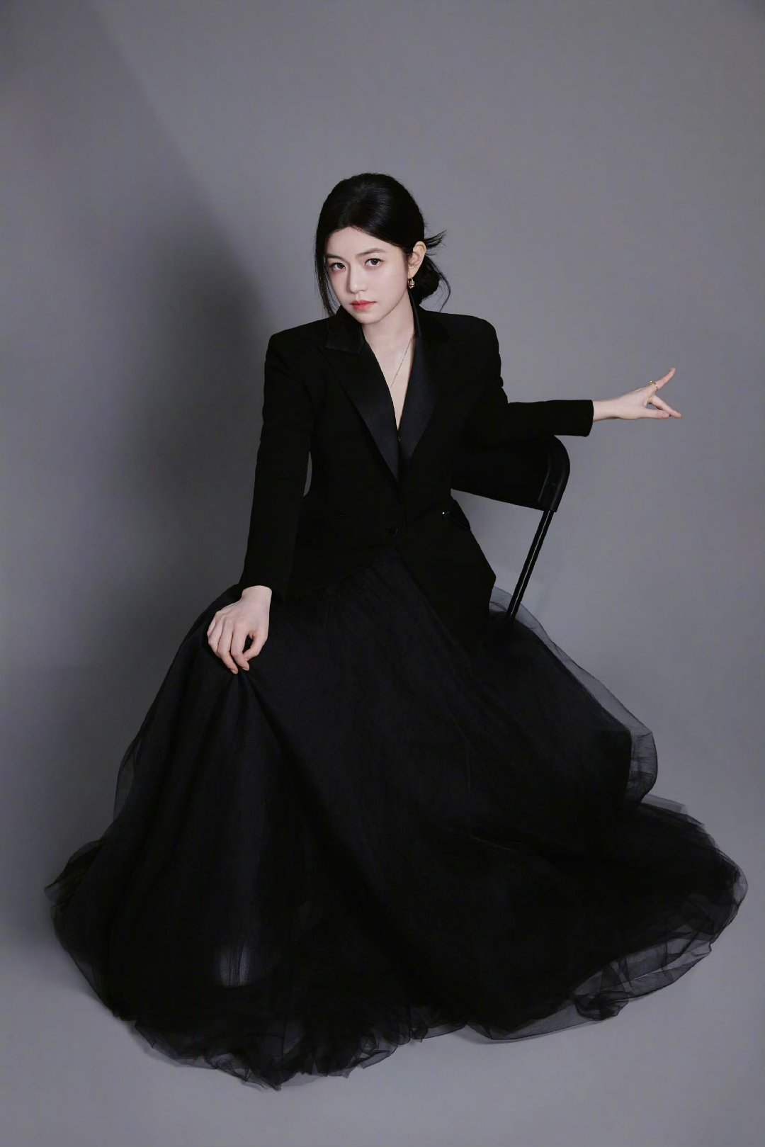 陈妍希给粉丝展示美甲 粉丝一句想看美甲，她立刻抬手配合，还带着小害羞说 “有点脏