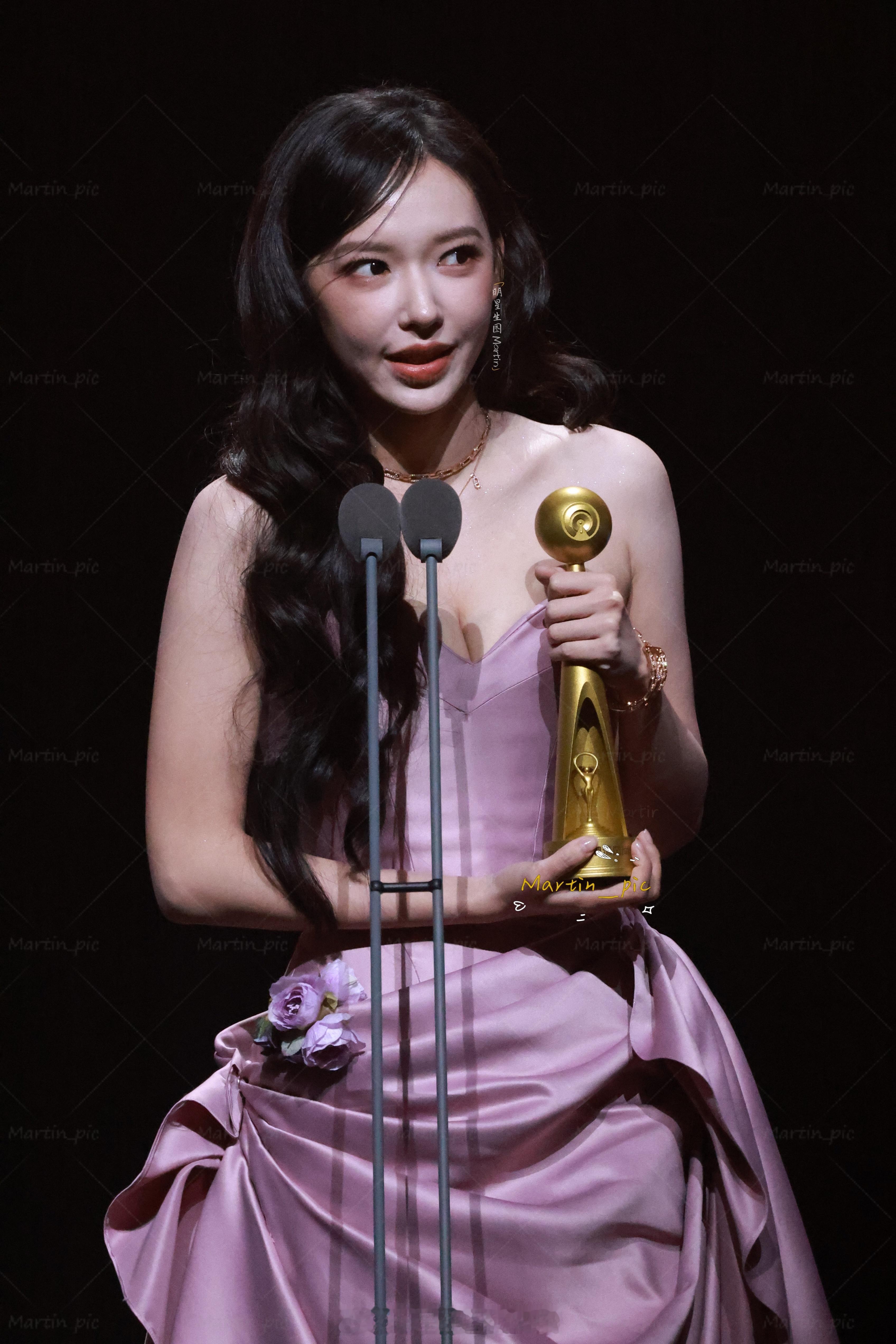 程潇 程潇代言人影响力盛典内场生图恭喜潇潇内场依旧美得很安心程潇红毯状态