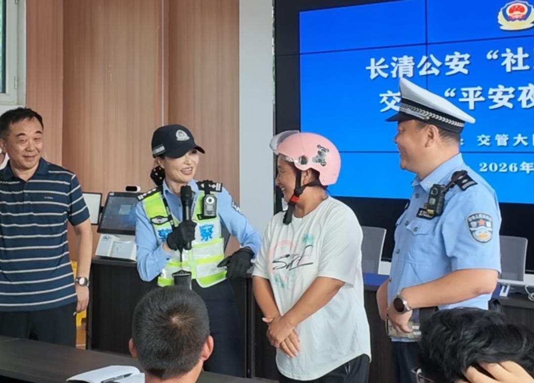 核载31吨，居然拉了123吨，济南女交警拒绝道德绑架，回怼超载大货车司机。

一