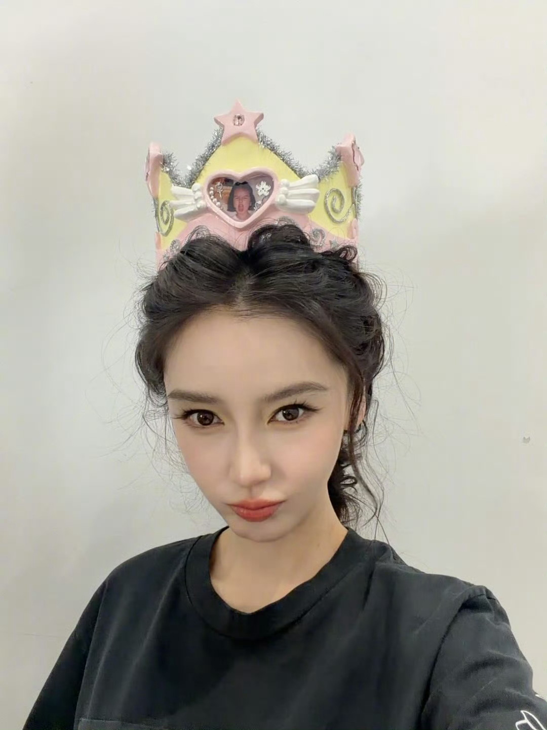 鼻毛今天幸福晕了，前有杨颖工作室连发三条vb，后有美鼻发自拍给鼻毛说晚安💤 ​