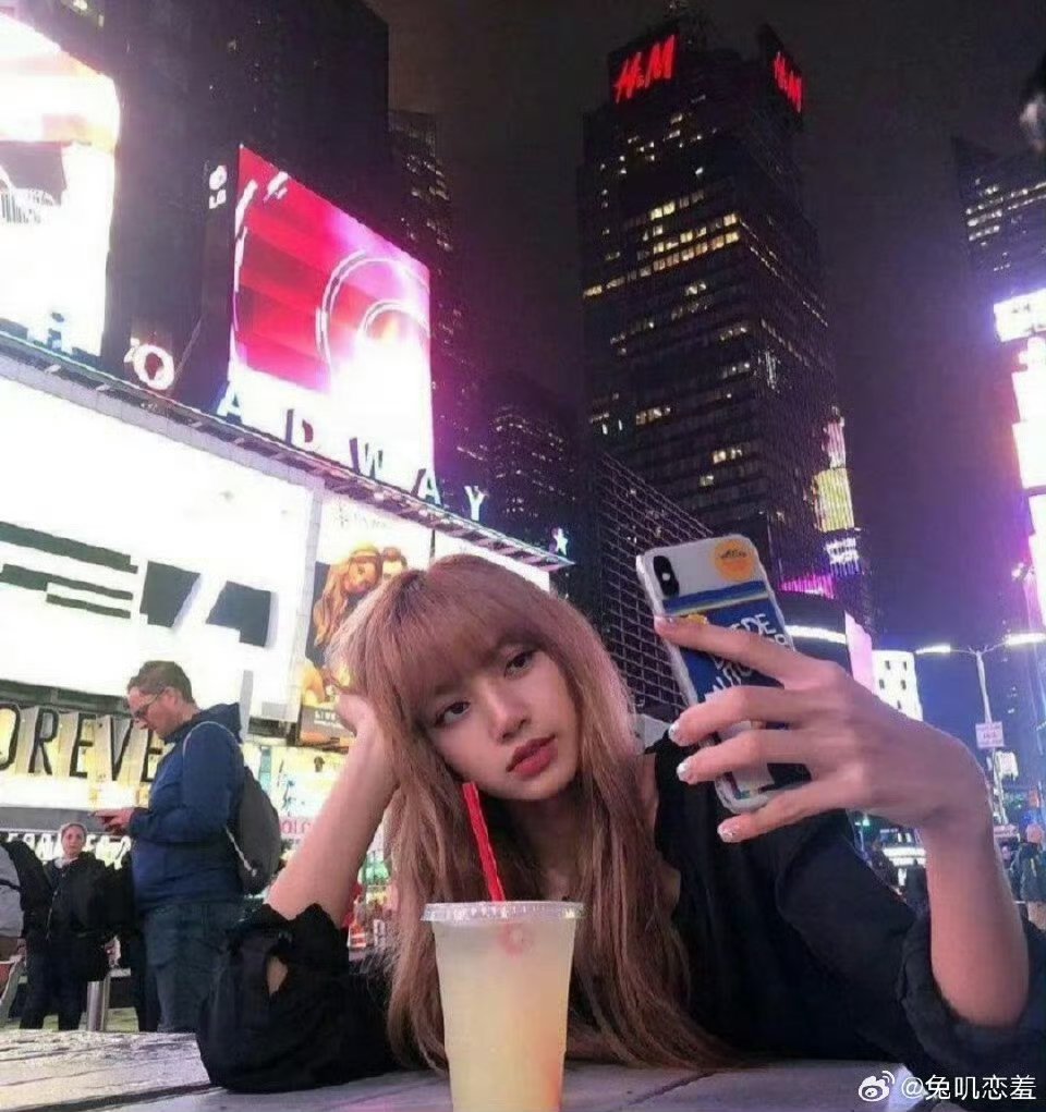 有谁还记得Lisa当年大爆的这组神图吗？是连手机壳都被带到断货的程度 ​​​