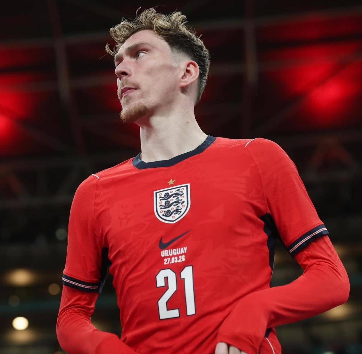 【印象深刻的首秀】埃弗顿中场詹姆斯·加纳在完成英格兰成年国家队首秀后，给托马斯·