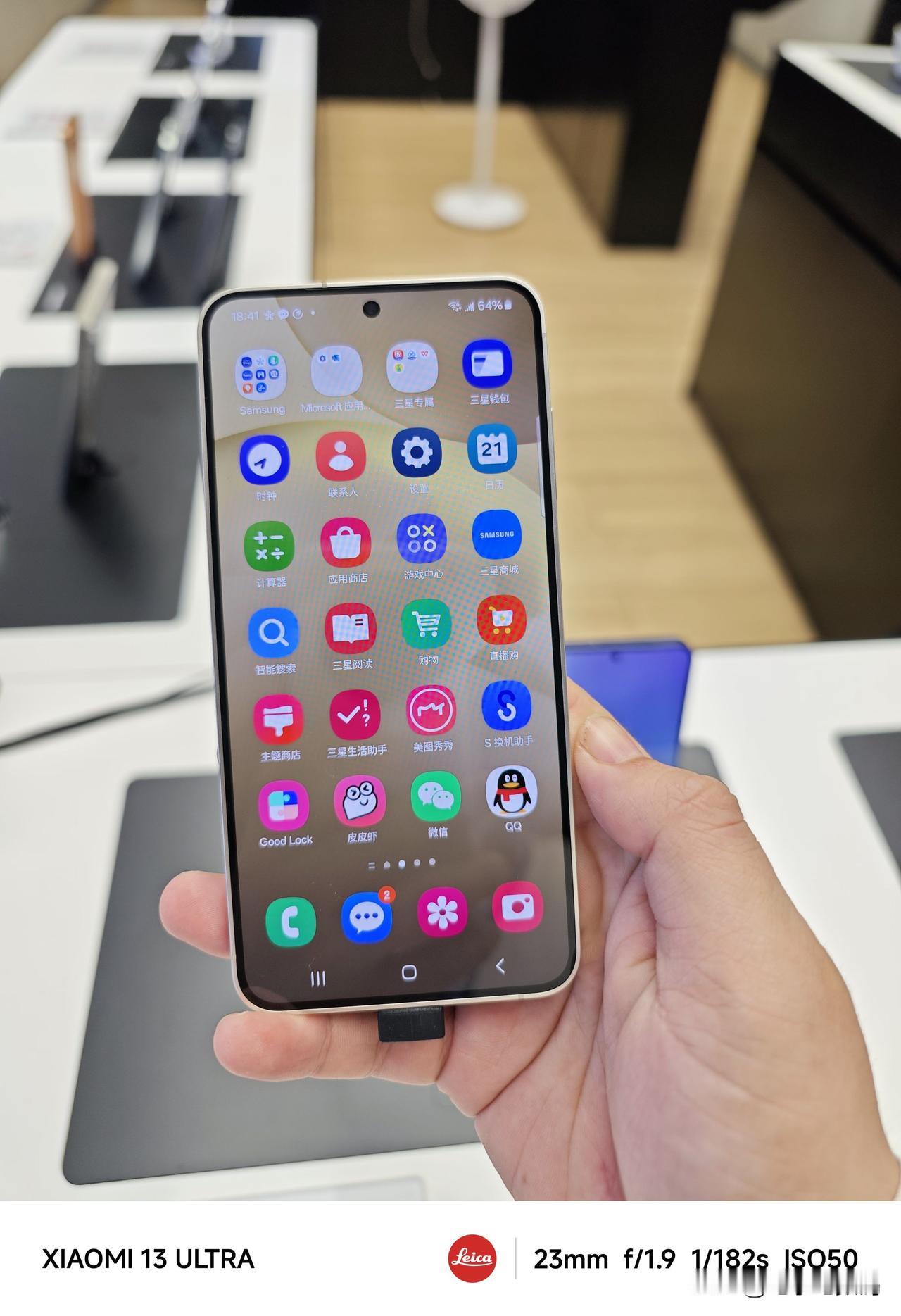 三星S24这颜值手感是真挺绝的~
边框仅有1.3mm，而且还是四边等宽，视觉效果