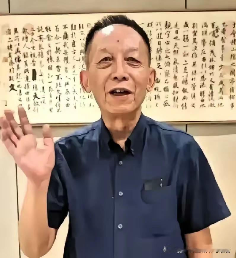 武汉大学历史系的副教授，教了十几年书，一直评不上教授，只好辞职，到了厦门大学。到