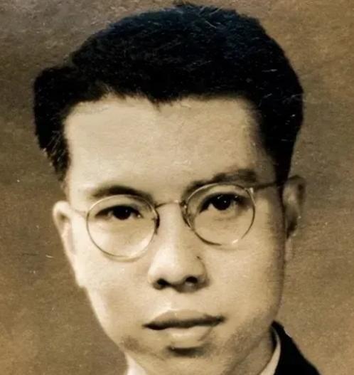 1948年，他不顾妻子反对，用刀划开刚出生3天女儿的后背，看着女儿奄奄一息，妻子