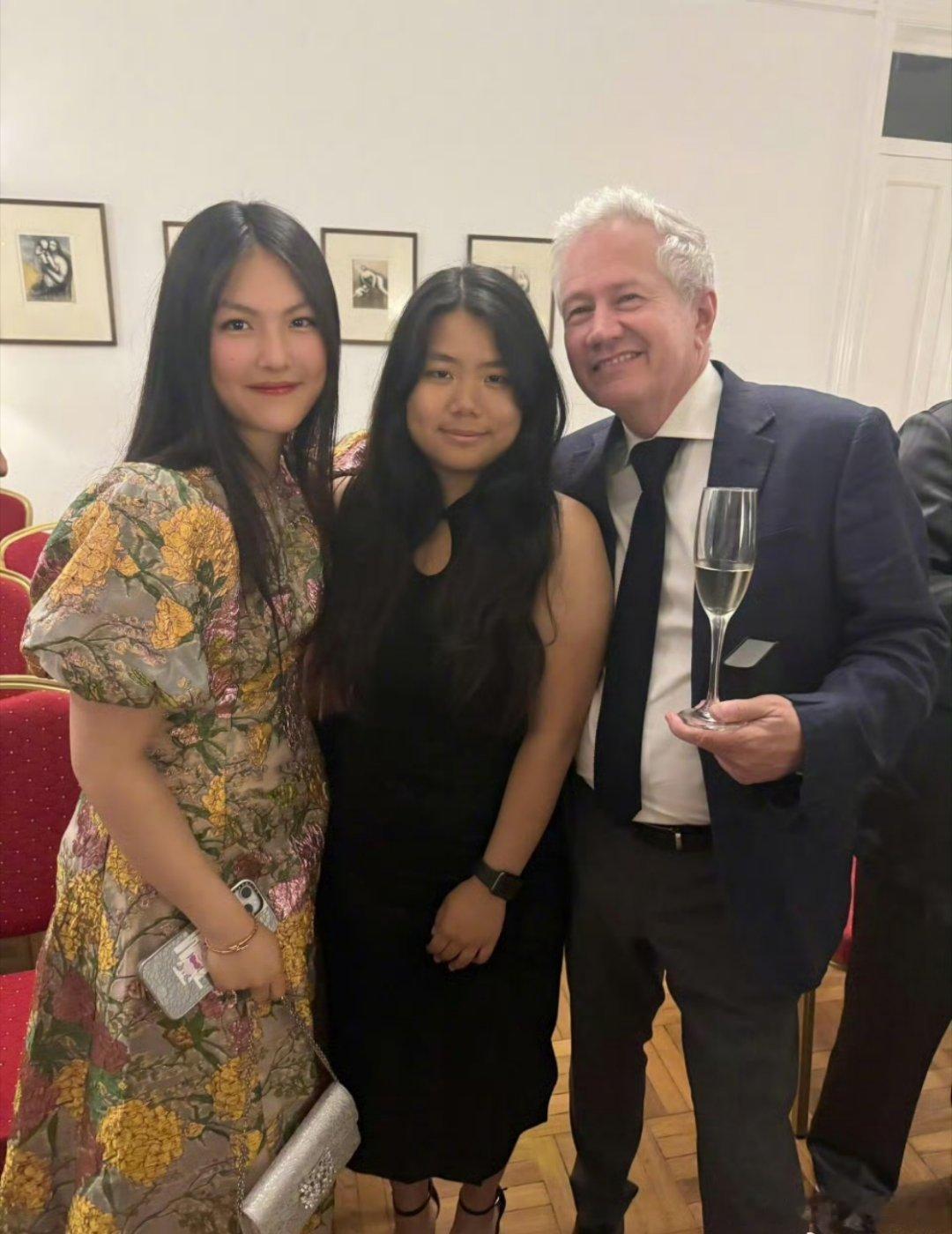 和王诗龄同框的这位女生好质朴，应该也是大户人家的女儿。 
