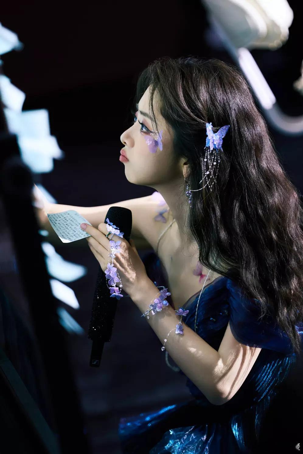 文亦娱乐谭松韵穿蓝紫色抹胸裙唯美动人！宛若幻蝶仙女魅力十足 