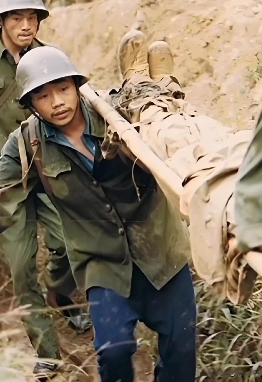 “兄弟，我们带你回家”！
在老山拔点作战中牺牲的烈士遗体被军工队员们抬下阵地！
