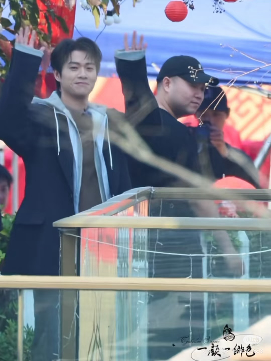 魏大勋今日上班路透，青春洋溢的男大 笑容太治愈了 