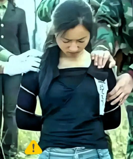 1994年，26岁的牛晓秀被押往刑场，在行刑前，她忍不住地颤抖，随之裤子被尿液浸