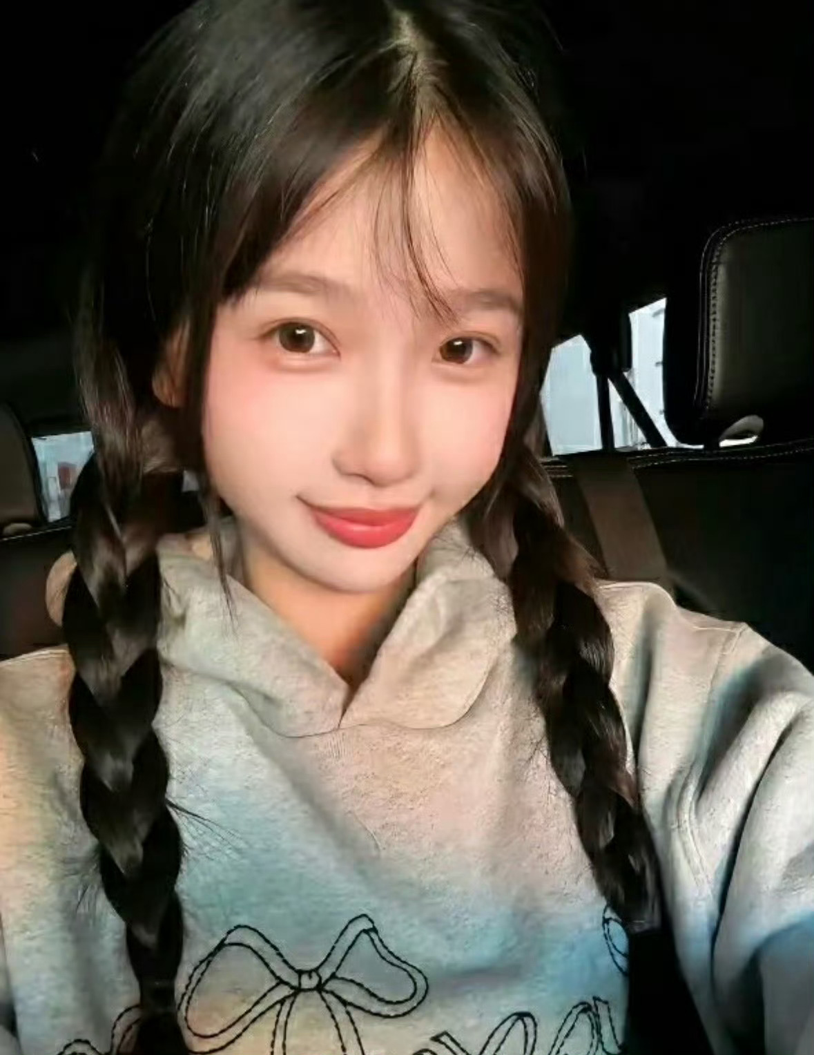 我怎么没见过虞书欣这张贵卡级别的自拍