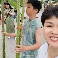 弟弟穿旗袍举2米向日葵送考感动路人除了博流量，还有什么用处呢？ 