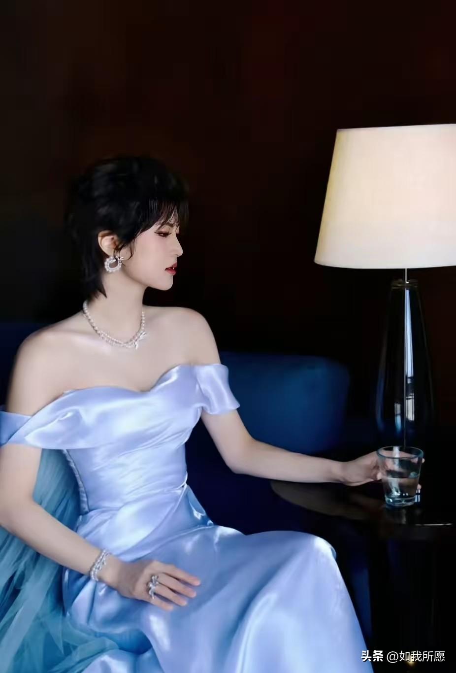 红毯上最不怕被比美的，
大概就是姚安娜了。
3月16日，“华为二公主”凭一袭“浮